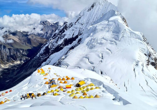 हिमपहिरामा परेका चार जनाको उद्धार, दुईलाई उपचारका लागि काठमाडौं पठाइयो