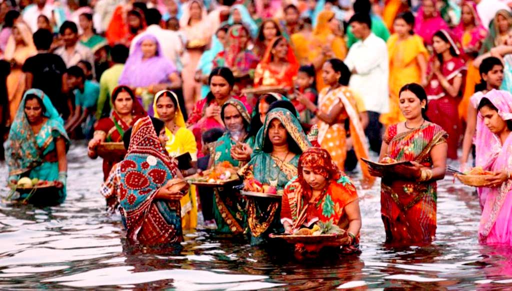आज छठको अन्तिम दिन, उदाउँदो सूर्यलाई अर्घ्य दिइँदै