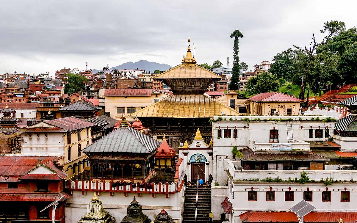 महाशिवरात्रिको तयारीस्वरुप पशुपतिनाथ मन्दिरको पश्चिमी भागमा काठको सिँढी निर्माण