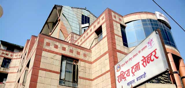 राष्ट्रपति भण्डारीको सवारीमा खटिएका प्रहरीले लाठी हान्दा ट्रमा सेन्टरका चिकित्सक घाइते
