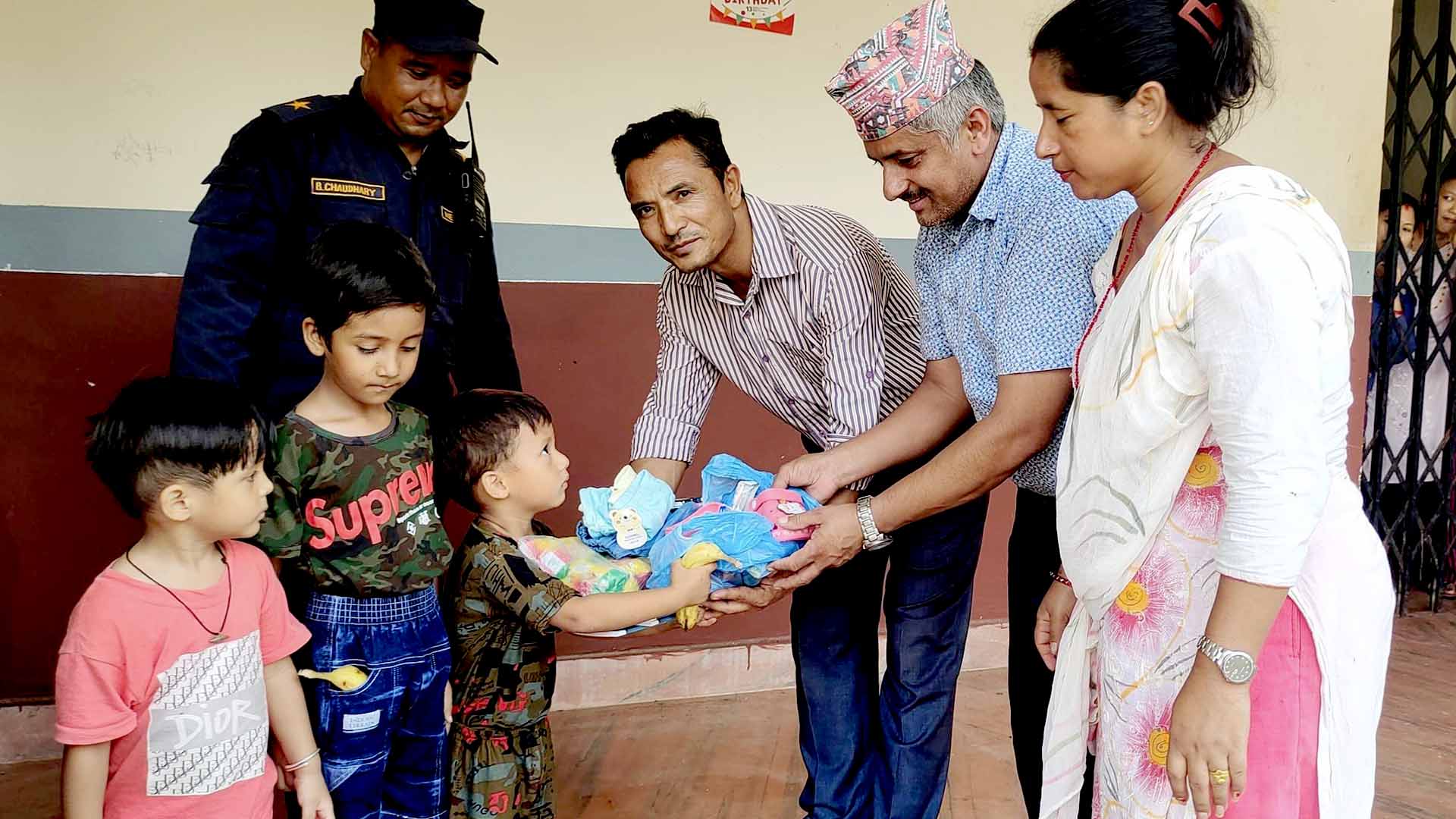 बालबालिकालाई स्टेशनरी र कपडा वितरण