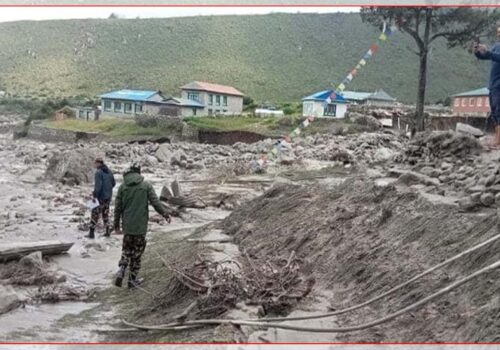 थामेगाउँमा बाढी : एक विद्यालयसहित १४ घर बगायो,७ जनाको उद्धार