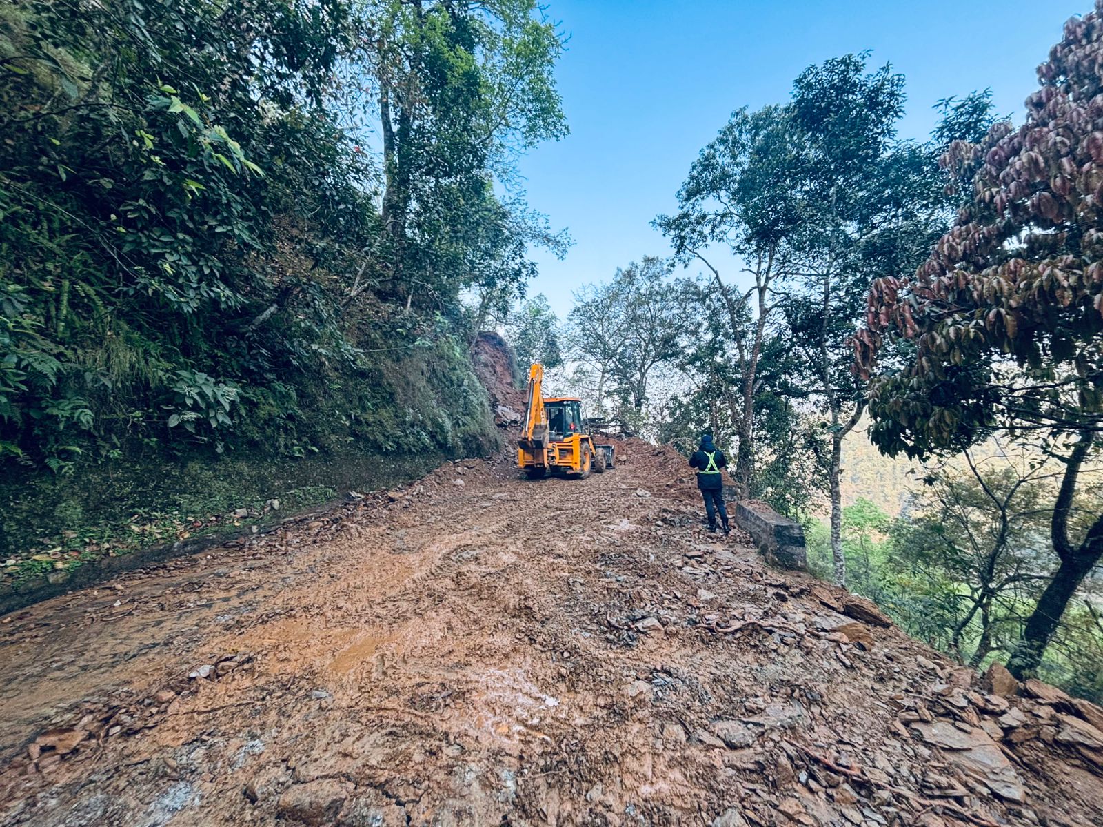 फिसफिसेटार नजिकै पहिरो खस्दा धादिङबेसी-मलेखु सडक पूर्ण रूपमा अवरुद्ध