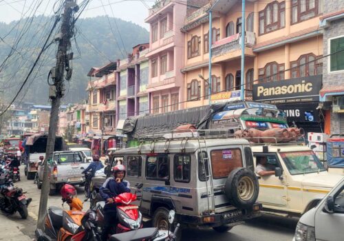 व्यवसायी र सवारी चालकको लापरबाहीले अस्तव्यस्त धादिङबेसी बजार,नागरिकलाई दैनिक सास्ती