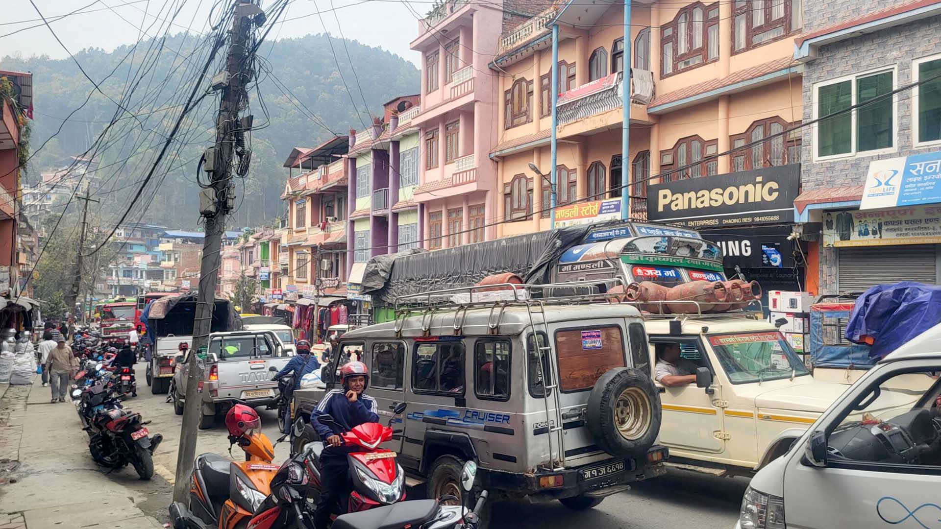 व्यवसायी र सवारी चालकको लापरबाहीले अस्तव्यस्त धादिङबेसी बजार,नागरिकलाई दैनिक सास्ती